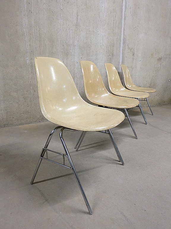 Vintage Eames Herman stoelen– stacking chairs | Bestwelhip