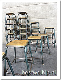 Franse vintage krukken stapelbaar industrieel schoolkrukken, vintage stools Industrial
