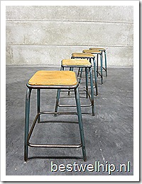 Franse vintage krukken stapelbaar industrieel schoolkrukken, vintage stools Industrial