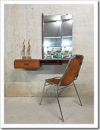 Zwevend Deense vintage kaptafel / danish make-up mirror cabinet storage Dyrlund